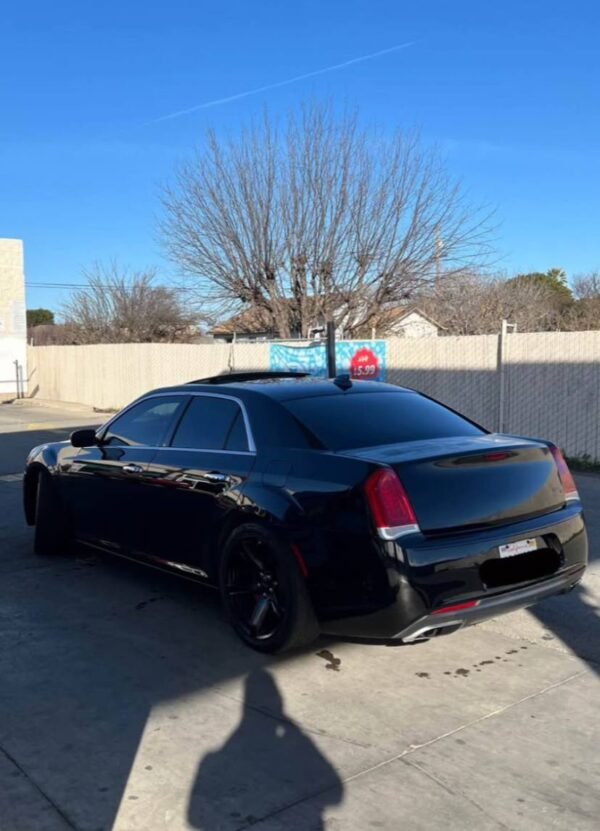 2016 Chrysler 300 SRT - Image 2