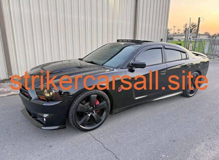 2012 Dodge Charger 路 SRT8
