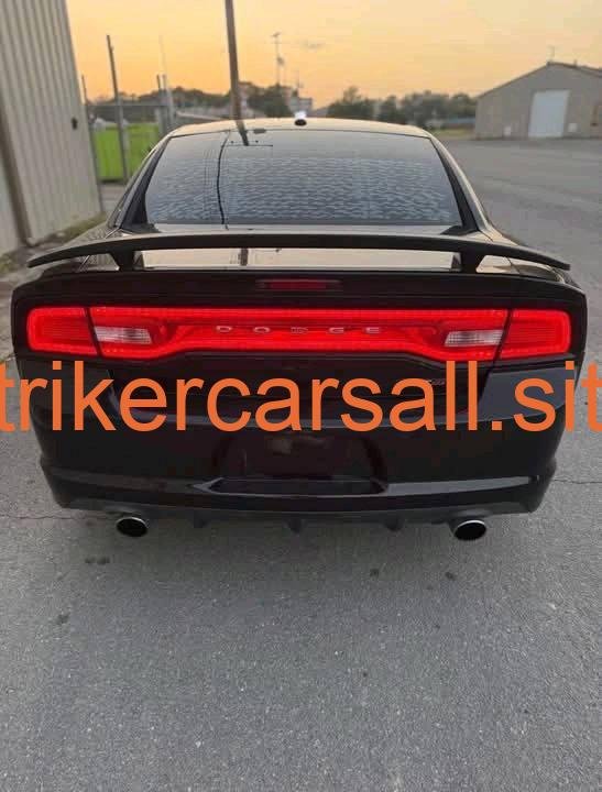 2012 Dodge Charger 路 SRT8 - Image 4