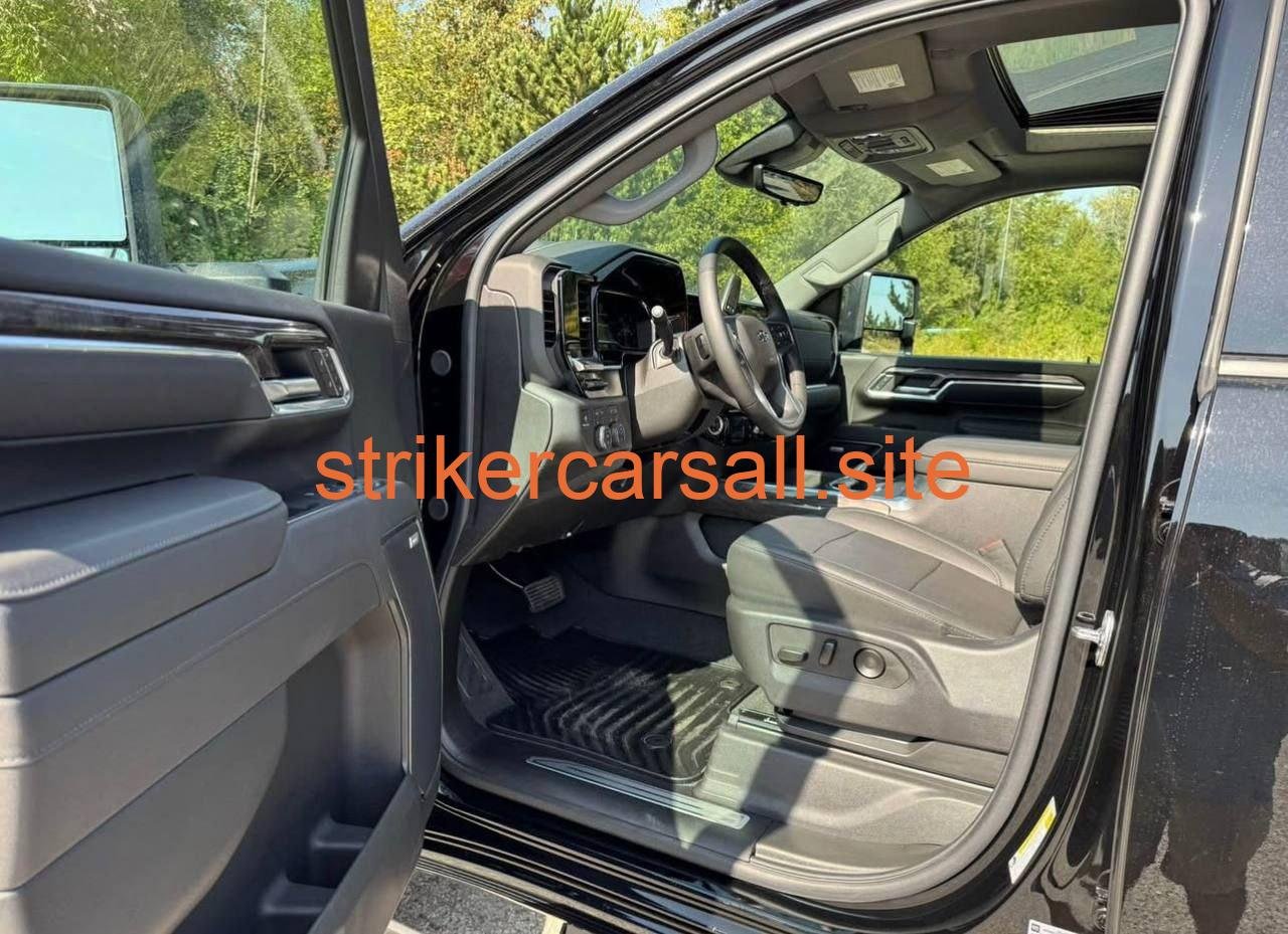 2025 Chevrolet Silverado 3500 Crew Cab - Image 5