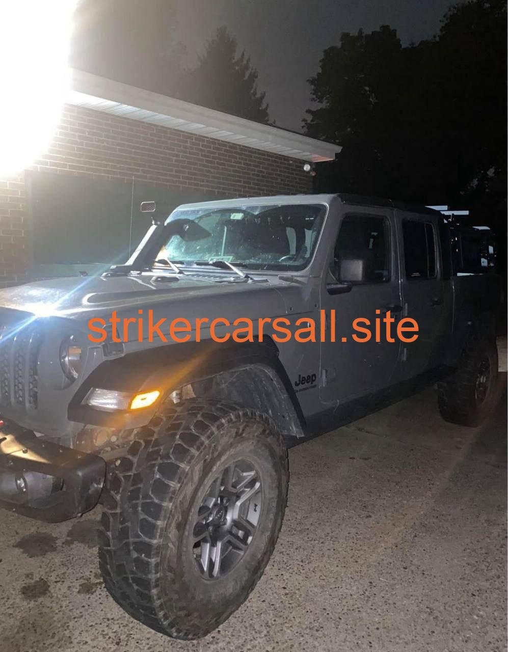 2020 Jeep Gladiator Sport Pickup - Image 3