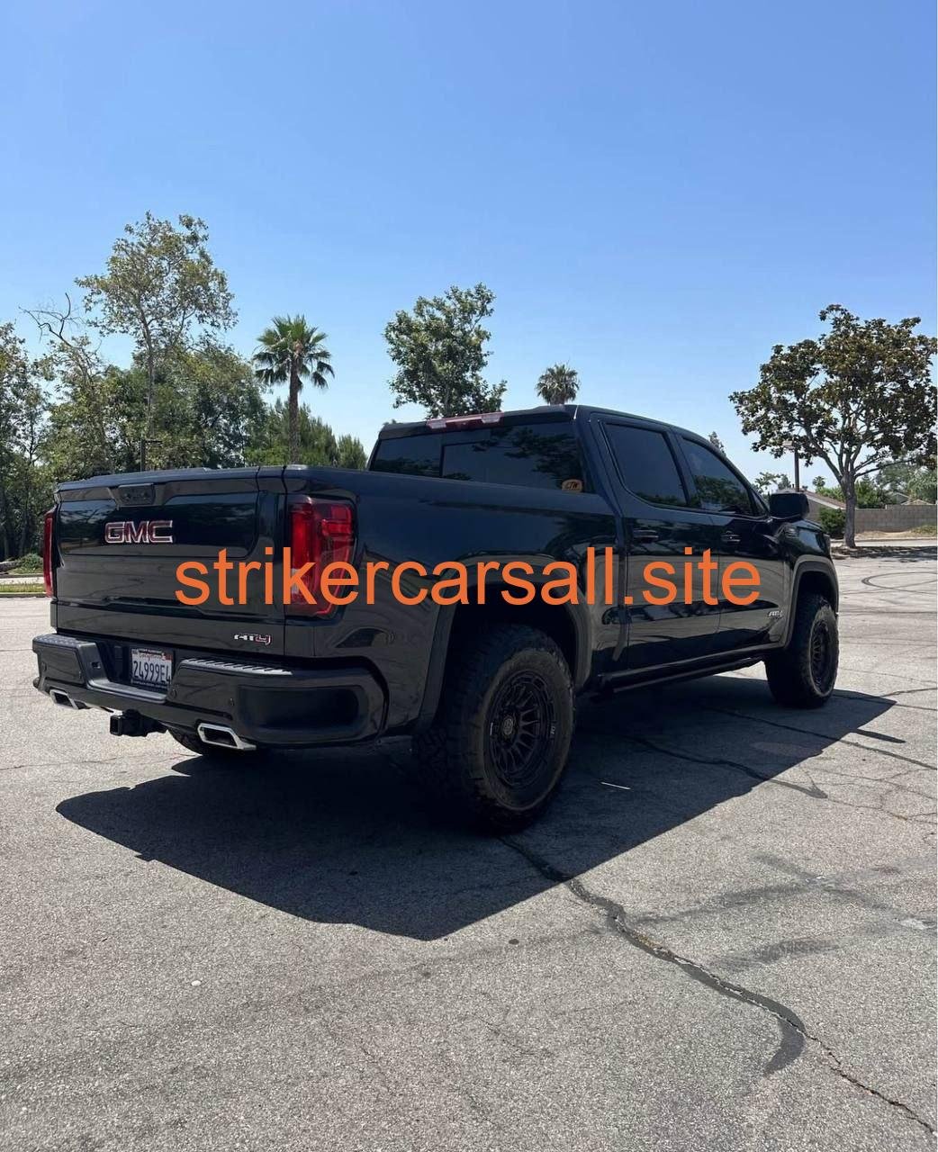 2023 GMC Sierra 1500 Crew Cab 路 AT4 Pickup 4D 5 3/4 ft - Image 3