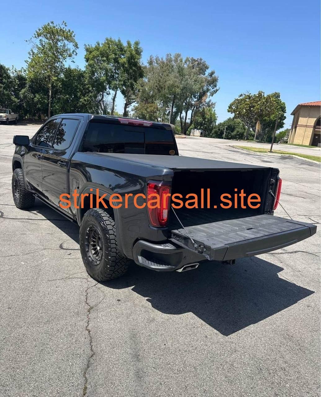 2023 GMC Sierra 1500 Crew Cab 路 AT4 Pickup 4D 5 3/4 ft - Image 4