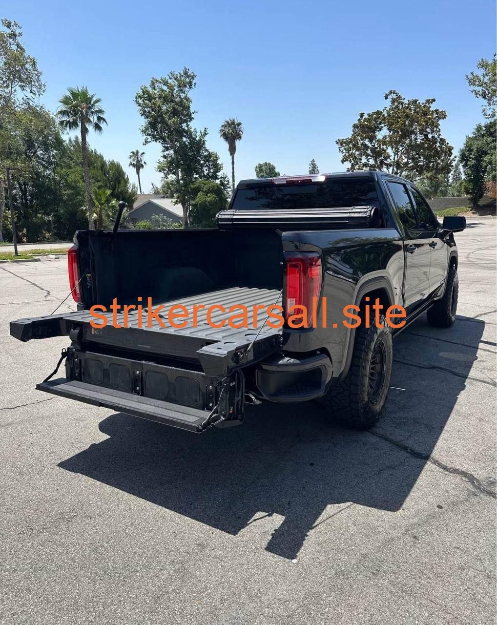 2023 GMC Sierra 1500 Crew Cab 路 AT4 Pickup 4D 5 3/4 ft - Image 5