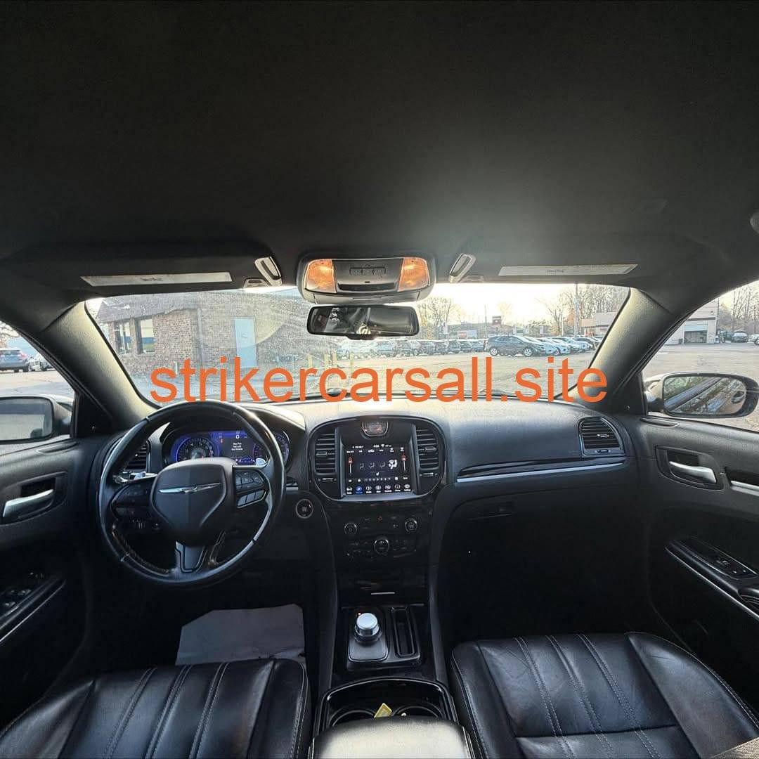 2019 Chrysler 300s - Image 10