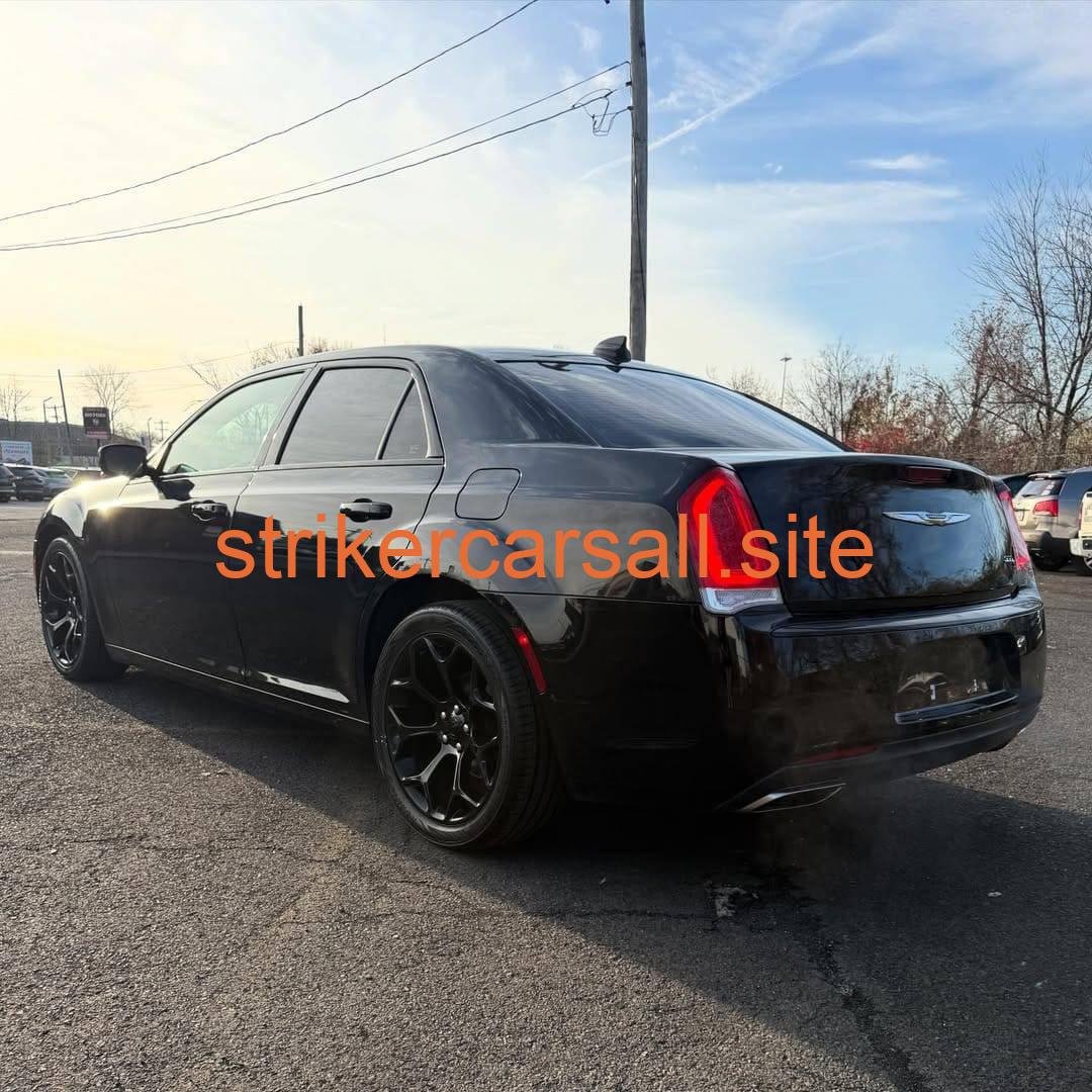 2019 Chrysler 300s - Image 3