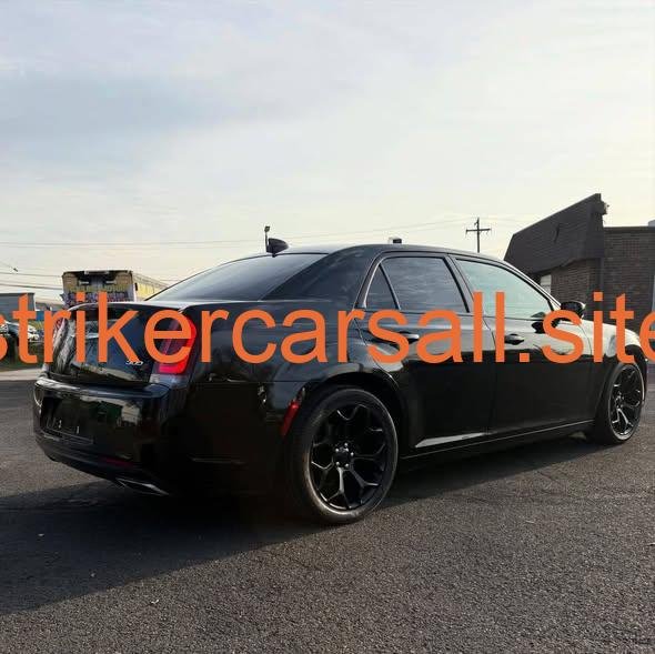 2019 Chrysler 300s - Image 8