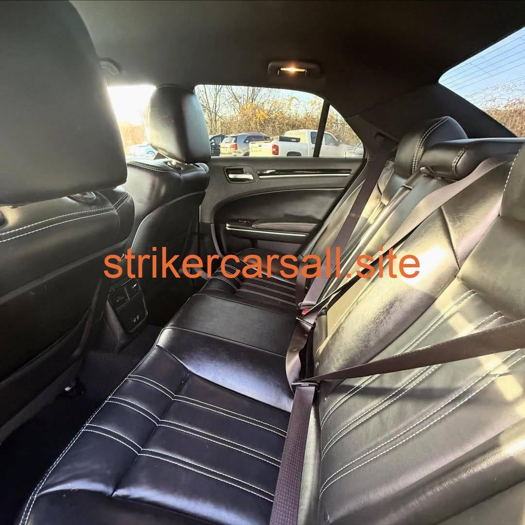 2019 Chrysler 300s - Image 9