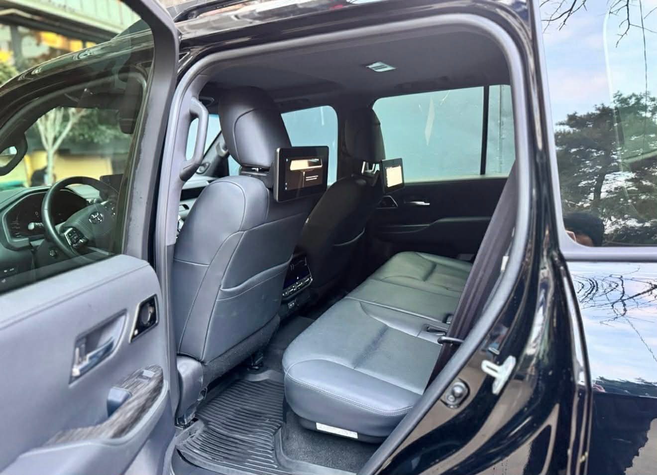 2023 Toyota Land Cruiser 300 GR SPORT - Image 7