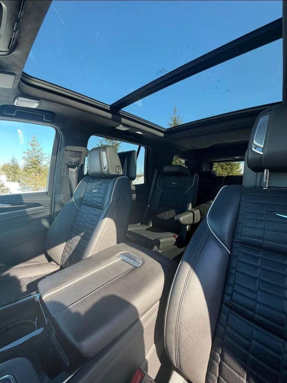 2024 Cadillac Escalade - Image 3